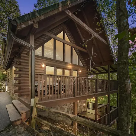 Gray Fox Den Theater & Arcade, Hot Tub, Views Villa